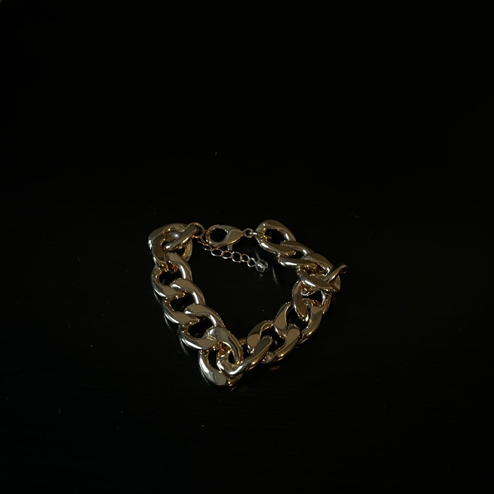 Elegant Gold Chain Bracelet